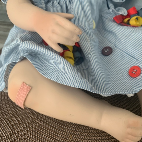 Crying Kayla Porcelain Doll. The Hamilton Collection - Picture 5 of 11